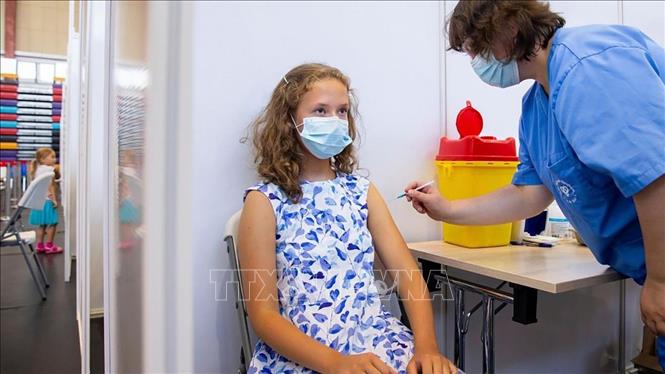 Trong ảnh: Nhân viên y tế tiêm vaccine phòng COVID-19 cho thiếu niên 13 tuổi tại Stockholm, Thuỵ Điển. Ảnh: AP/TTXVN