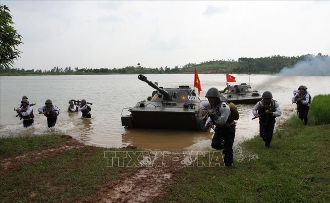 Lực lượng tăng thiết giáp và bộ binh luyện tập hiệp đồng chiến đấu. Ảnh: Trọng Đức - TTXVN