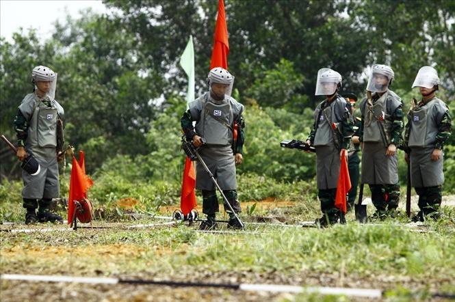 Chiến sỹ công binh triển khai trình diễn nội dung rà phá bom mìn tại buổi tham quan của Đoàn đánh giá chất lượng và tư vấn (AAV) của Liên hợp quốc. Ảnh: An Đăng - TTXVN