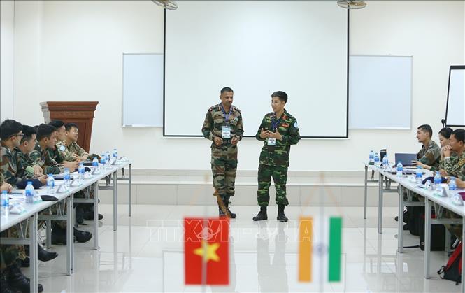 Chuyên gia Việt Nam và Ấn Độ trao đổi kinh nghiệm trong hoạt động gìn giữ hoà bình. Ảnh: Dương Giang - TTXVN