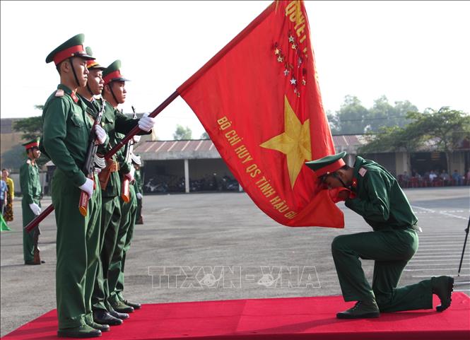 Chiến sĩ mới thực hiện nghi thức tuyên thệ tại Trung đoàn bộ binh 114, Bộ Chỉ huy Quân sự tỉnh Hậu Giang. Ảnh: Hồng Thái - TTXVN