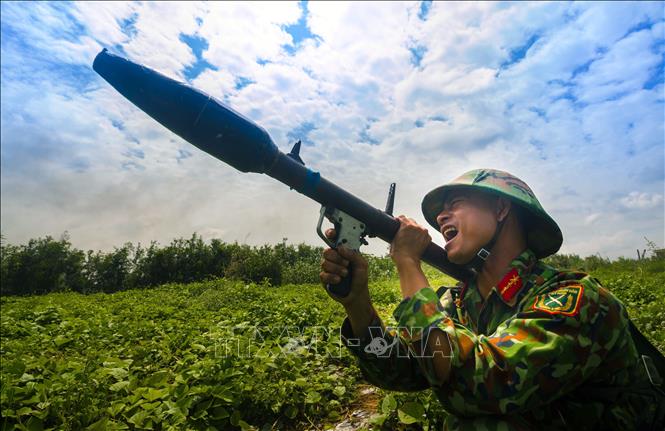 Bộ đội bộ binh tiến công máy bay địch tại buổi diễn tập khu vực phòng thủ tỉnh Hậu Giang năm 2019. Ảnh: Duy Khương - TTXVN