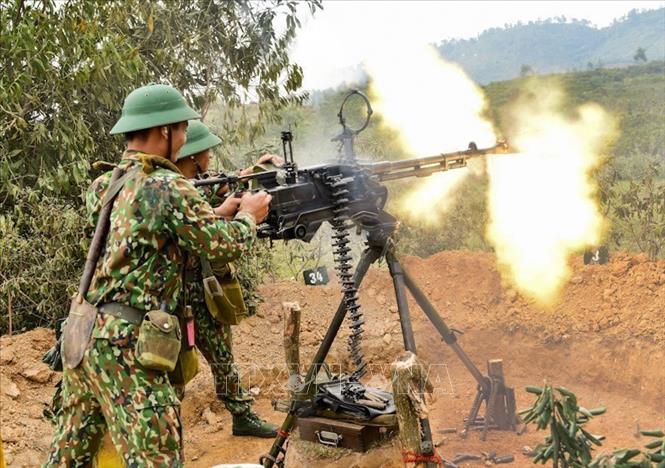 Khẩu đội súng máy phòng không 12,7 mm bắn máy bay bay thấp tại buổi diễn tập khu vực phòng thủ thành phố Hà Nội. Ảnh: TTXVN phát
