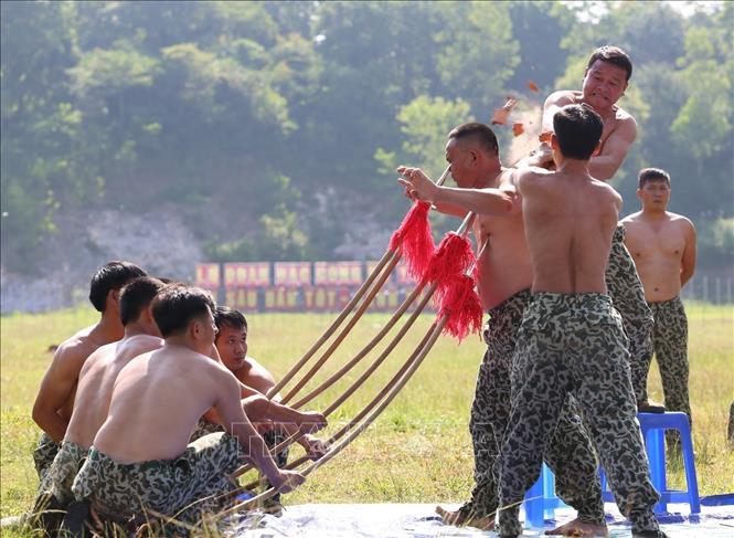 Chiến sĩ đặc công Lữ đoàn Đặc công 198 rèn luyện khí công. Ảnh: Dương Giang - TTXVN