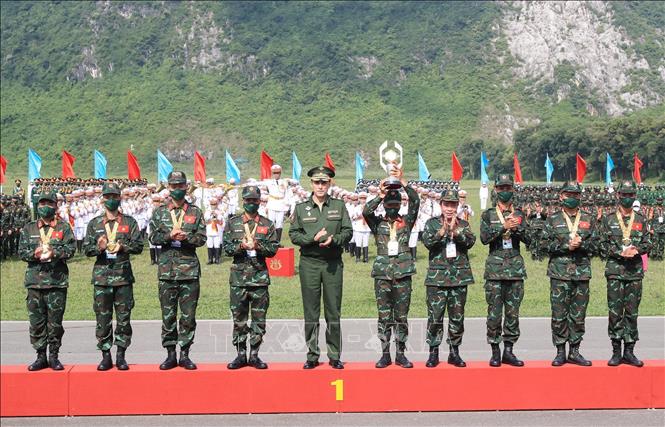 Đồng chí Krivoruchko Aleksei Iurievich, Thứ trưởng Bộ Quốc phòng Liên bang Nga trao Huy chương Vàng môn Xạ thủ bắn tỉa cho đội tuyển QĐND Việt Nam tại Army Games 2021. Ảnh: Trọng Đức - TTXVN