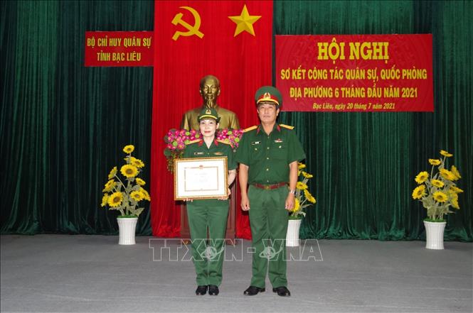 Trong ảnh: Thiếu tá Trần Hoàng Hà (trái), Trợ lý Ban Dân vận, Phòng Chính trị, Bộ Chỉ huy Quân sự tỉnh Bạc Liêu, nhận khen thưởng do có nhiều đóng góp trong công tác. Ảnh:  TTXVN phát.