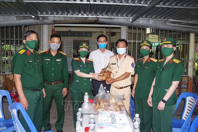 Trong ảnh: Thiếu tá Trần Hoàng Hà, Trợ lý Ban Dân vận, Phòng Chính trị, Bộ Chỉ huy Quân sự tỉnh Bạc Liêu, trao quà hỗ trợ lực lượng tuyến đầu chống dịch COVID-19. Ảnh: TTXVN phát