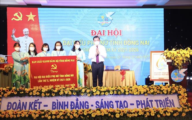 Trong ảnh: Ủy viên Trung ương Đảng, Bí thư Tỉnh ủy Đồng Nai Nguyễn Hồng Lĩnh (phải) tặng bức trướng của Ban chấp hành Đảng bộ tỉnh chúc mừng đại hội. Ảnh: TTXVN phát
