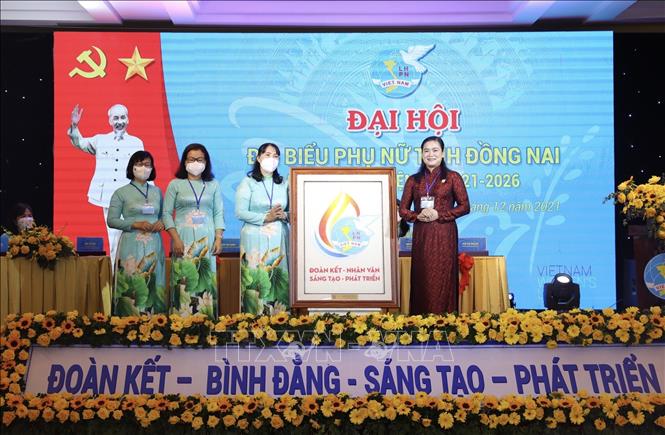 Trong ảnh: Bà Đỗ Thị Thu Thảo (phải), Phó chủ tịch Trung ương Hội LHPN Việt Nam tặng bức tranh làm bằng gạo chúc mừng đại hội. Ảnh: TTXVN phát
