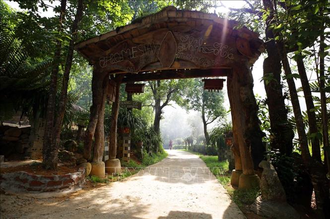 Trong anhr: Cổng của các homestay cũng được thiết kế trang trí độc đáo, gần gũi với thiên nhiên núi rừng Tây Bắc. Ảnh: Quý Trung – TTXVN