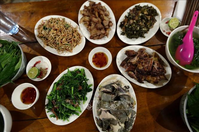 Trong ảnh: Những món ăn truyền thống mang đậm bản sắc của núi rừng Tây Bắc do chính người dân bản địa chế biến phục vụ du khách. Ảnh: Quý Trung – TTXVN