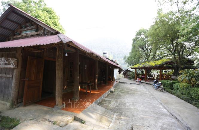 Trong ảnh: Du khách có thể ngủ tại các ngôi nhà gỗ cổ được gìn giữ qua nhiều thế hệ của các gia đình đồng bào dân tộc Mông. Ảnh: Quý Trung – TTXVN