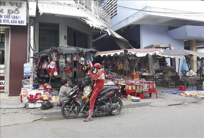 Trong ảnh: Hộ kinh doanh lấn chiếm vỉa hè đường Nguyễn Du (phường Bảo An). Ảnh: Nguyễn Thành – TTXVN