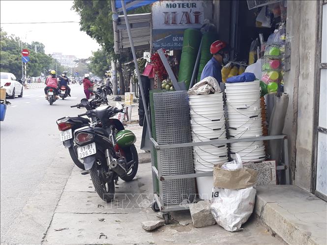 Trong ảnh: Hàng hóa của các hộ kinh doanh trên đường 21/8 (phường Phước Mỹ) xếp tràn ra vỉa hè, chắn hết lối đi dành cho người đi bộ. Ảnh: Nguyễn Thành – TTXVN