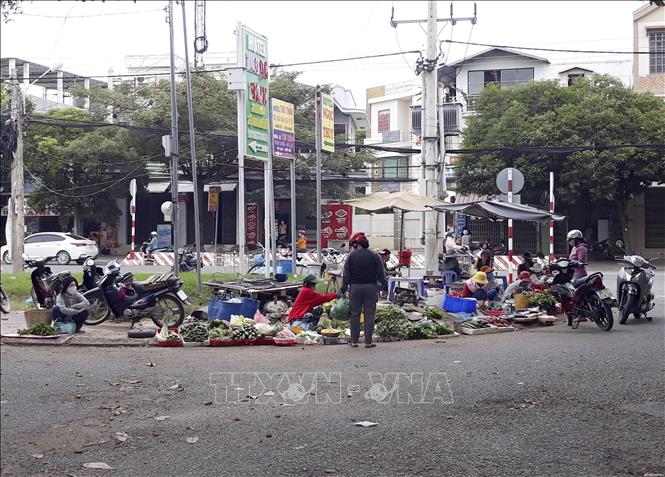 Trong ảnh: Vỉa hè, lòng đường Lương Ngọc Quyến (phường Phủ Hà) biến thành 