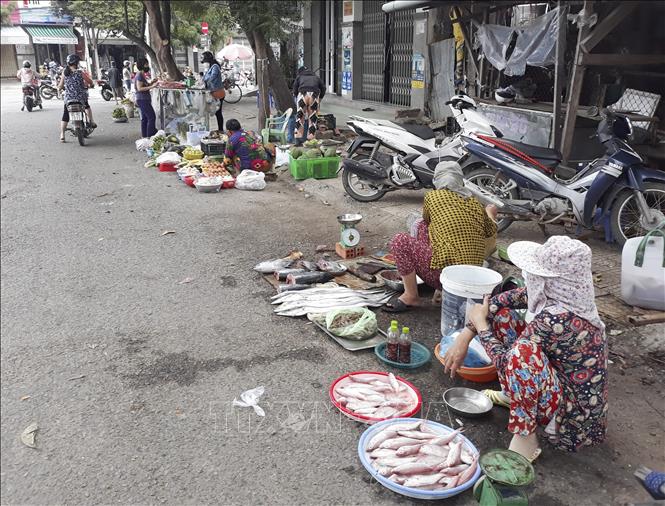 Trong ảnh: Vỉa hè, lòng đường Lương Ngọc Quyến (phường Phủ Hà) trở thành nơi họp 
