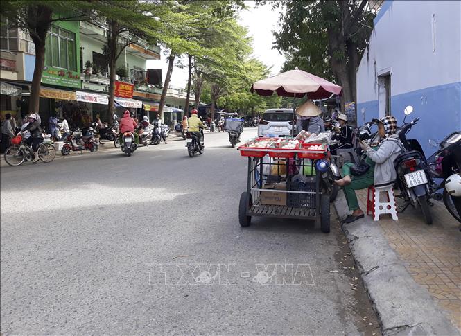 Trong ảnh: Bán hàng ngay trên lòng đường Trần Nhân Tông (phường Thanh Sơn) gây mất an toàn cho người và phương tiện tham gia giao thông, cũng như không đảm bảo quy định về phòng, chống dịch COVID-19. Ảnh: Nguyễn Thành – TTXVN