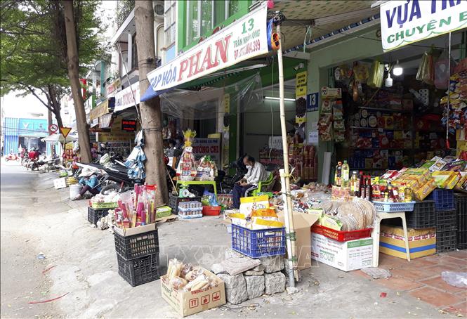 Trong ảnh: Vỉa hè đường Trần Nhân Tông (phường Thanh Sơn) bị lấn chiếm, bày bán hàng. Ảnh: Nguyễn Thành – TTXVN