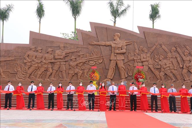 Trong ảnh: Các đại biểu cắt băng khánh thành phù điêu đồng chí Châu Văn Liêm và cuộc biểu tình ngày 4/6/1930. Ảnh: Thanh Bình-TTXVN