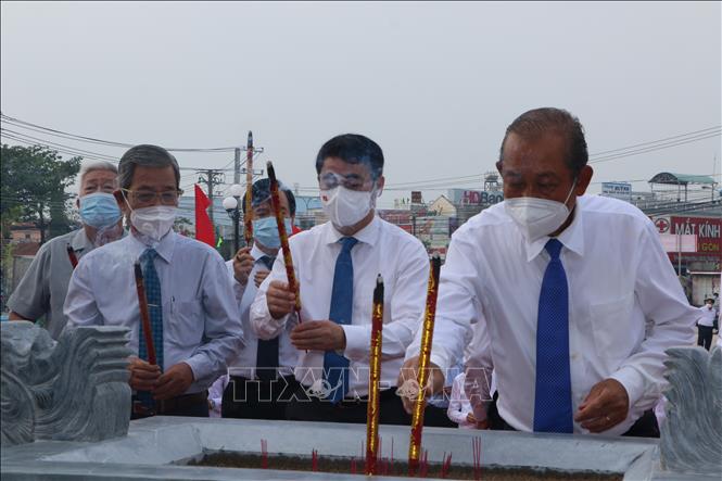 Trong ảnh: Nguyên Ủy viên Bộ Chính trị, Nguyên Phó Thủ tướng thường trực Chính phủ Trương Hòa Bình, thắp hương trước phù điêu đồng chí Châu Văn Liêm và cuộc biểu tình ngày 4/6/1930. Ảnh: Thanh Bình-TTXVN