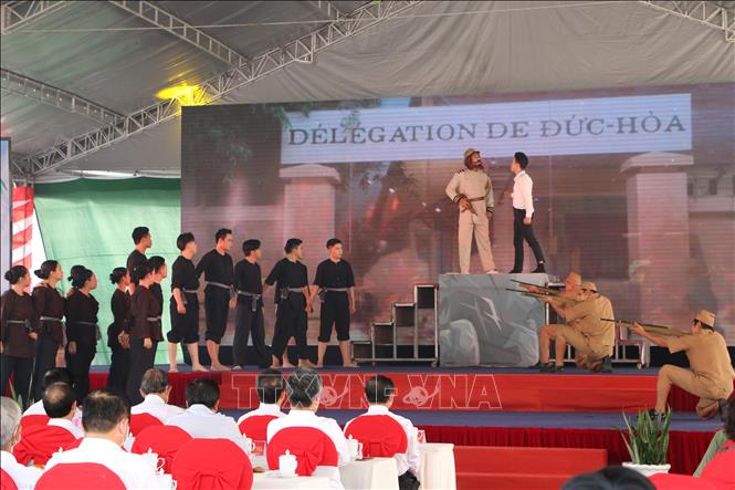 Trong ảnh: Tiết mục văn nghệ tái hiện lại cuộc biểu tình ngày 4/6/1930. Ảnh: Thanh Bình-TTXVN