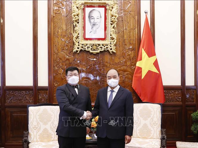 Photo: President Nguyen Xuan Phuc receives Mongolian Ambassador to Vietnam Jigjee Sereejav. VNA Photo: Thống Nhất 