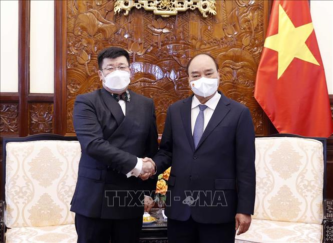 Photo: President Nguyen Xuan Phuc receives Mongolian Ambassador to Vietnam Jigjee Sereejav. VNA Photo: Thống Nhất 