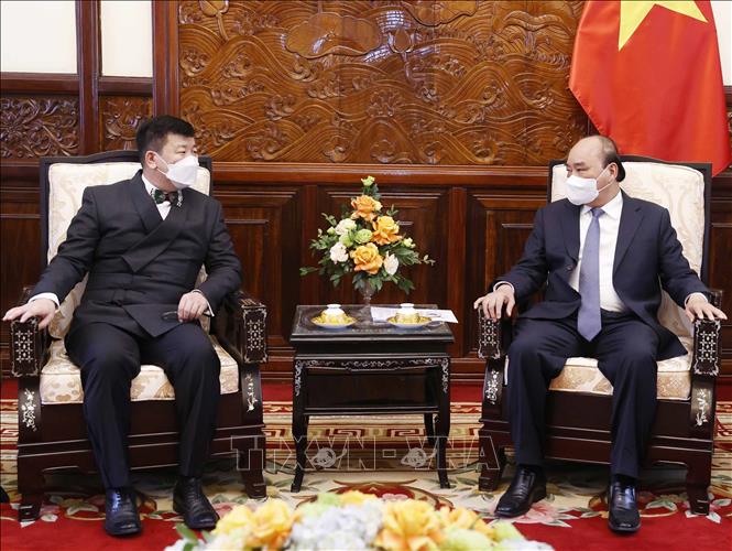 Photo: President Nguyen Xuan Phuc receives Mongolian Ambassador to Vietnam Jigjee Sereejav. VNA Photo: Thống Nhất 