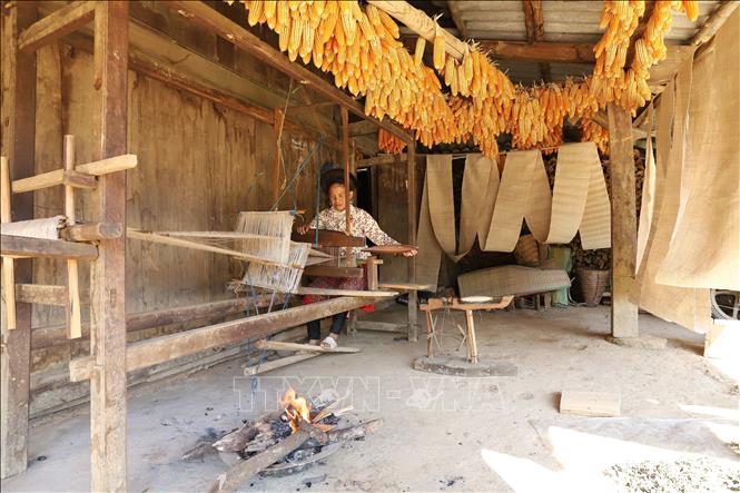 Trong ảnh: Vải thổ cẩm được dệt từ sợi cây lanh, được làm hoàn toàn thủ công với nhiều công đoạn cầu kỳ. Tiến Khánh - TTXVN