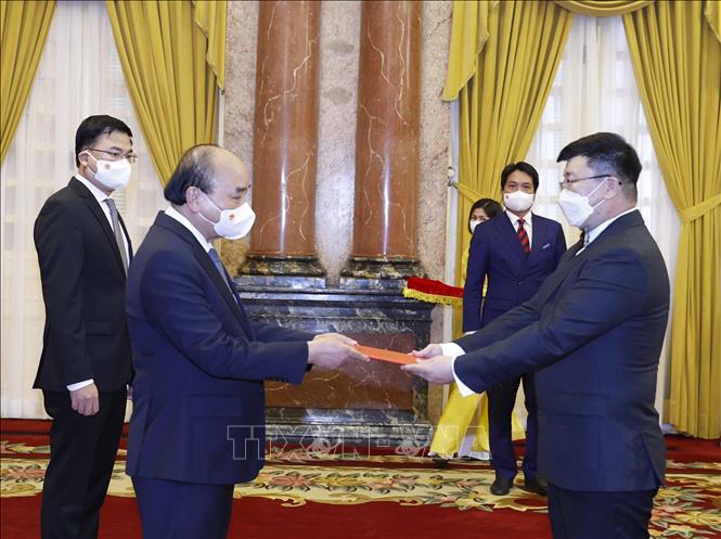 Photo: President Nguyen Xuan Phuc receives letter of credentials from Mongolian Ambassador to Vietnam Jigjee Sereejav. VNA Photo: Thống Nhất 