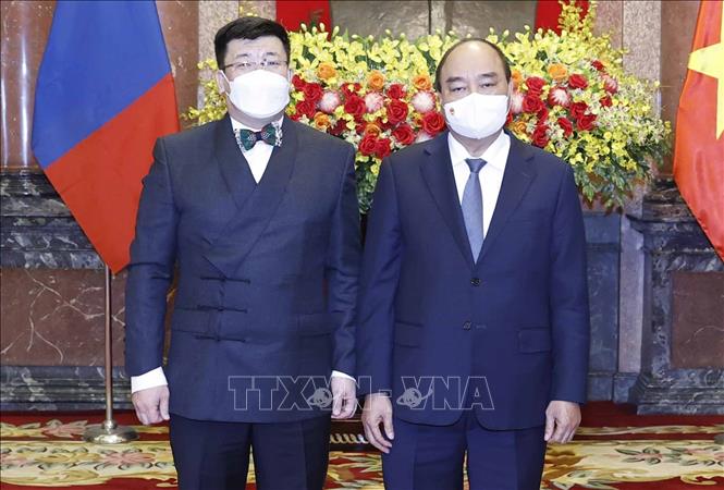 Photo: President Nguyen Xuan Phuc and Mongolian Ambassador to Vietnam Jigjee Sereejav. VNA Photo: Thống Nhất 