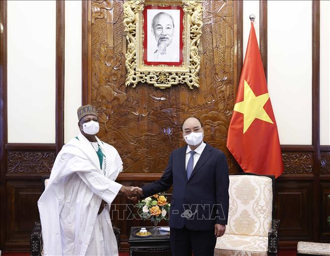 Photo: President Nguyen Xuan Phuc receives Nigerian Ambassador to Vietnam Hassan Adamu Mamani. VNA Photo: Thống Nhất