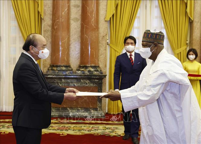 Photo: President Nguyen Xuan Phuc receives letter of credentials from Nigerian Ambassador to Vietnam Hassan Adamu Mamani. VNA Photo: Thống Nhất