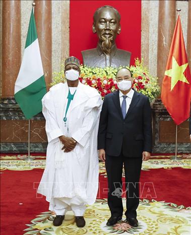 Photo: President Nguyen Xuan Phuc and Nigerian Ambassador to Vietnam Hassan Adamu Mamani at the welcome ceremony. VNA Photo: Thống Nhất