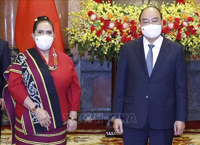 Photo: President Nguyen Xuan Phuc and Timor Leste Ambassador to Vietnam Olandina Isabel Caeiro Alves at the welcome ceremony. VNA Photo: Thống Nhất