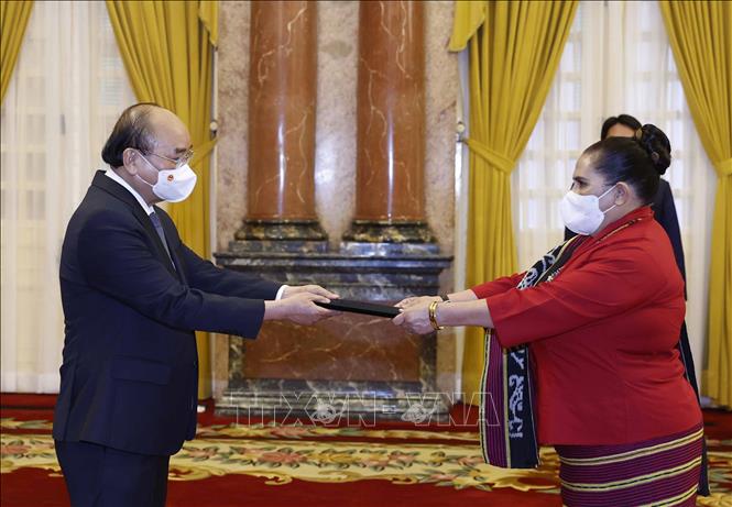 Photo: President Nguyen Xuan Phuc accepts letter of credentials from Timor Leste Ambassador to Vietnam Olandina Isabel Caeiro Alves. VNA Photo: Thống Nhất