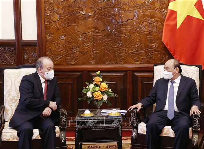 Photo: President Nguyen Xuan Phuc receives Algerian Ambassador to Vietnam Abdelhamid Boubazine. VNA Photo: Thống Nhất