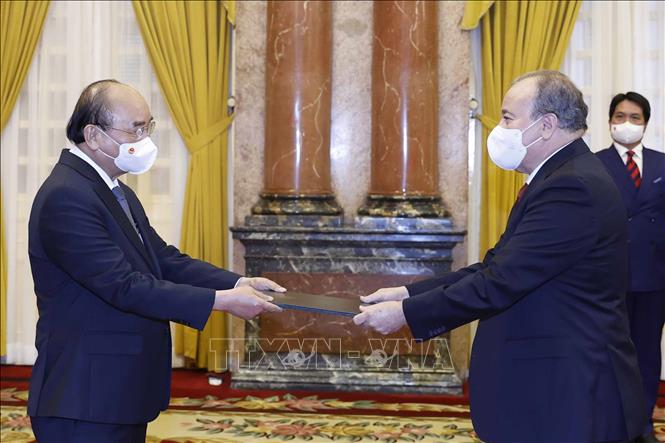 Photo: President Nguyen Xuan Phuc accepts letter of credentials Algerian Ambassador to Vietnam Abdelhamid Boubazine. VNA Photo: Thống Nhất