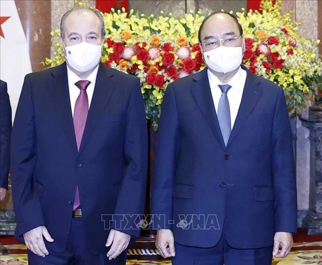 Photo: President Nguyen Xuan Phuc and Algerian Ambassador to Vietnam Abdelhamid Boubazine at the welcome ceremony. VNA Photo: Thống Nhất