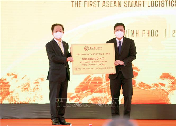 Trong ảnh: Tổng giám đốc Tập đoàn T&T Group Đỗ Quang Hiển (trái) tặng 100.000 bộ kit xét nghiệm COVID -19 cho tỉnh Vĩnh Phúc. Ảnh: Hoàng Hùng - TTXVN 