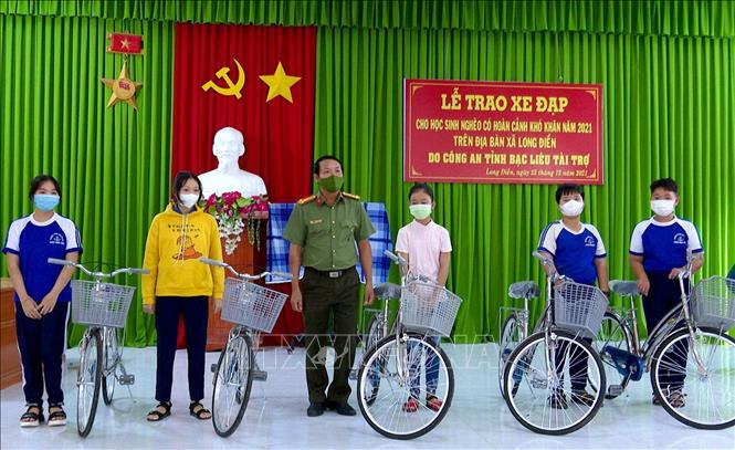 Công an tỉnh Bạc Liêu trao tặng xe đạp các em học sinh có hoàn cảnh khó khăn trên địa bàn xã. Ảnh Trọng Nguyễn-TTXVN phát