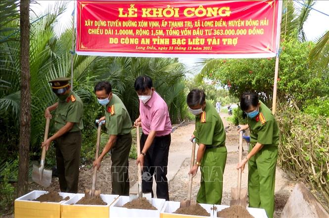 Công an tỉnh Bạc Liêu và chính quyền địa phương xã Long Điền (huyện Đông Hải) khởi công xây dựng tuyến đường nông thôn mới trên địa bàn xã. Ảnh Trọng Nguyễn-TTXVN phát