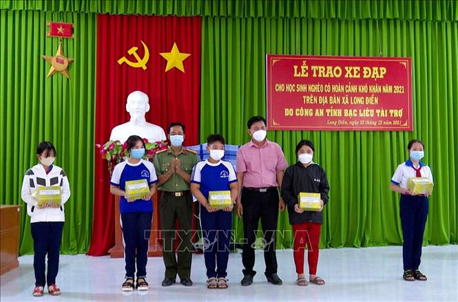 Công an tỉnh Bạc Liêu tặng 500 phần quà cho học sinh nghèo hiếu học. Ảnh Trọng Nguyễn-TTXVN phát