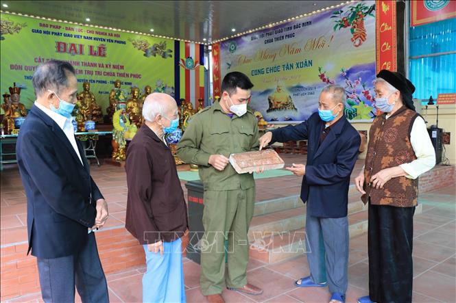 Nhân dân thôn Đại Lâm giới thiệu, lưu giữ, bảo quản những hiện vật quý tại chùa Thiên Phúc. Ảnh: Thanh Thương- TTXVN