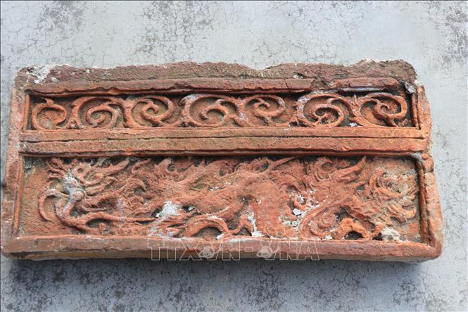 Viên gạch thời Mạc được lưu giữ tại chùa. Ảnh: Thanh Thương- TTXVN