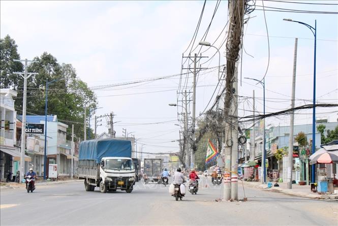 Trong ảnh: Khoảng 500 trụ điện đang nằm dưới lòng đường sau khi đường Đặng Thúc Vịnh được mở rộng. Ảnh: Tiến Lực – TTXVN