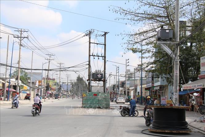 Trong ảnh: Tại một số khu vực, trụ điện nằm chắn ngang giữa đường, gây nguy hiểm cho người và phương tiện tham gia giao thông, nhất là vào ban đêm. Ảnh: Tiến Lực – TTXVN