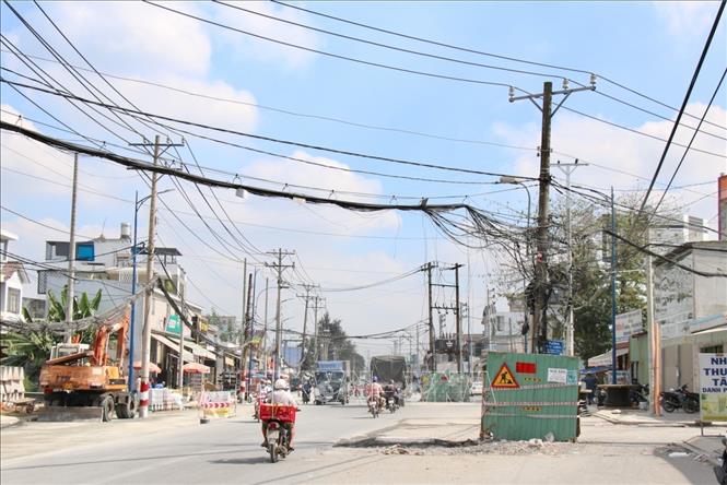 Trong ảnh: Tại một số khu vực, trụ điện nằm chắn ngang giữa đường, gây nguy hiểm cho người và phương tiện tham gia giao thông, nhất là vào ban đêm. Ảnh: Tiến Lực – TTXVN