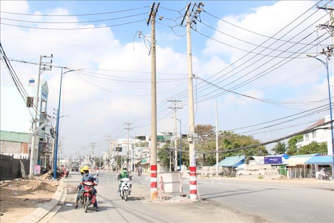 Trong ảnh: Tại một số khu vực, trụ điện nằm chắn ngang giữa đường, gây nguy hiểm cho người và phương tiện tham gia giao thông, nhất là vào ban đêm. Ảnh: Tiến Lực – TTXVN