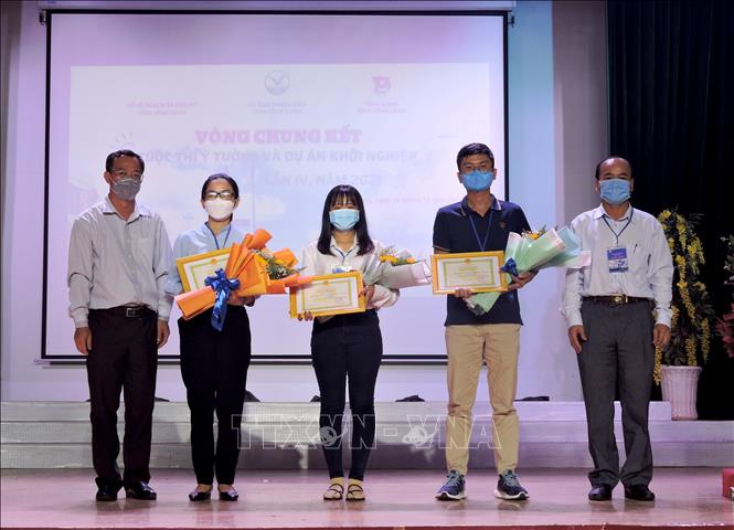 Trong ảnh: Ban tổ chức trao thưởng cho đại diện các nhóm thí sinh đạt giải ở phần thi ý tưởng khởi nghiệp. Ảnh: Lê Thúy Hằng - TTXVN